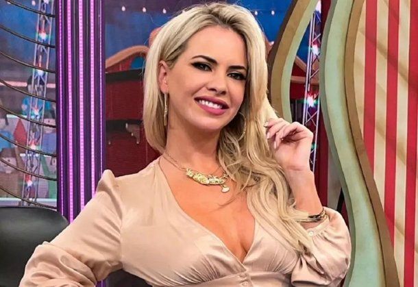 Alejandra Maglietti marcó tendencia con su microbikini rosa desde la pileta