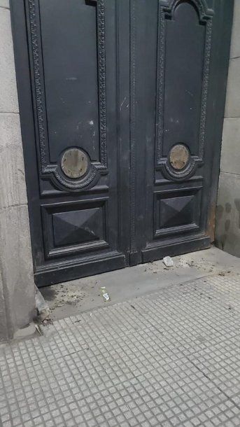 Cayeron los roba bronce: se habían llevado llamadores de la Bolsa de Comercio