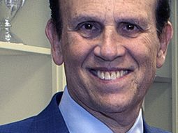 quien es el polemico financista que fundo el instituto donde milei sera orador