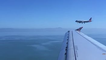 dos aviones aterrizan juntos dos aviones aterrizan juntos