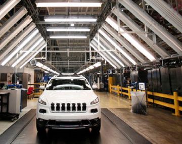 Chrysler solucionó error en el software de sus vehículos