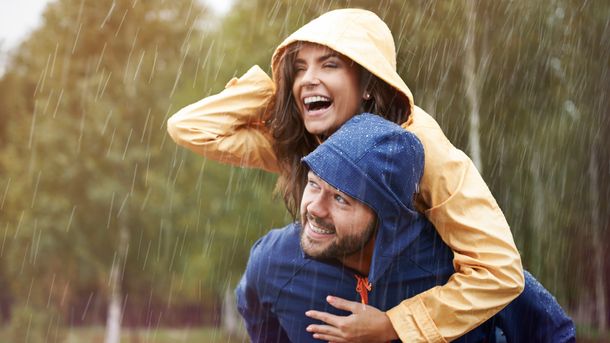 Una pareja bajo las lluvias afectada por el tormentón en el Día de los Enamorados Una pareja bajo las lluvias afectada por el tormentón en el Día de los Enamorados