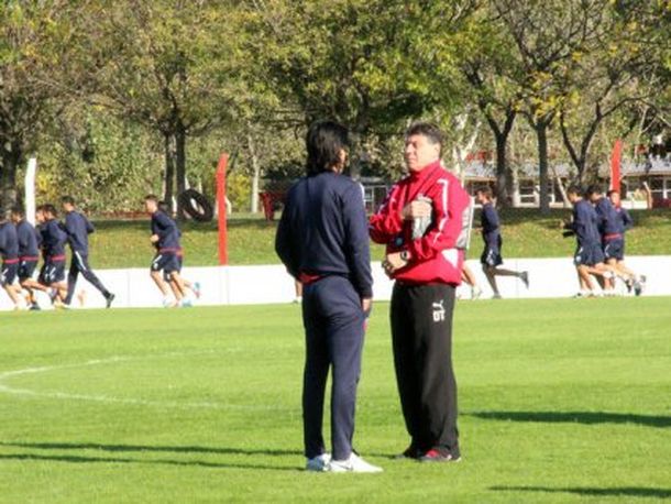 Tras las amenazas, el Rojo entrena otra vez con custodia