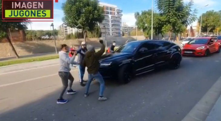 Barcelona: un hincha se subió al capó de su auto y Umtiti enfureció