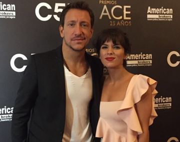 Nicolás Vázquez y Gimena Accardi, juntos en los premios Ace.
