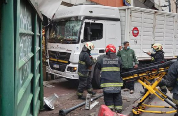 Dos camiones chocaron en plena Rivadavia y terminaron sobre la vereda