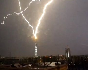 Un gran relámpago cayó sobre una antena de televisión