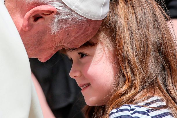 Francisco recibió a una nena que pidió conocerlo antes de quedarse ciega