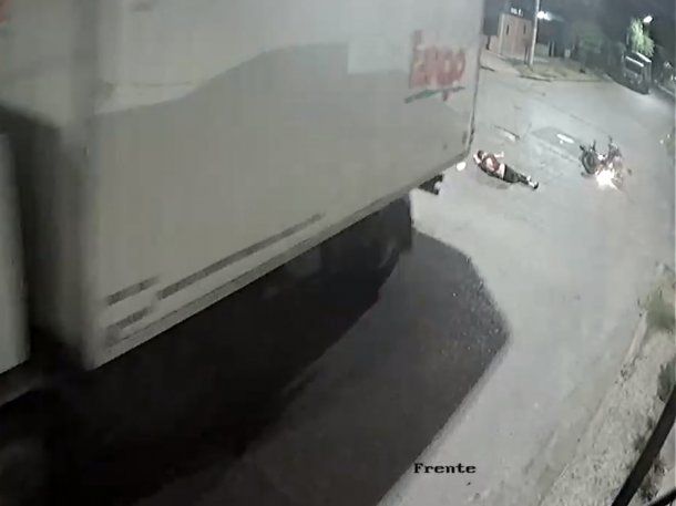 Imágenes impactantes: atropellaron a un joven con un camión, lo mataron y huyeron