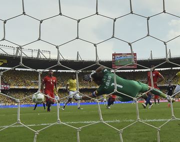 La gran estirada de Claudio Bravo para mantener el arco de Chile en cero