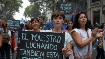 Los maestros le dedicaron un tema a Macri en la masiva marcha Los maestros le dedicaron un tema a Macri en la masiva marcha