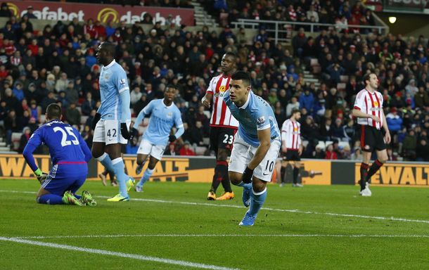 Con un gol de Agüero, el City ganó como visitante y sigue a tres puntos del Leicester