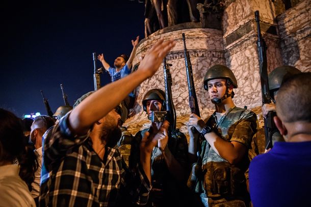 VIDEO: civiles turcos intentaron linchar a militares golpistas que fueron detenidos