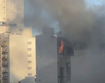 Feroz incendio en un edificio de Balvanera