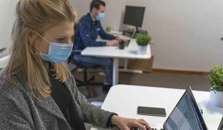 Aseguran que la pandemia de coronavirus retrasó la paridad de género más de una generación