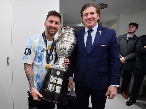 Le entregaron una réplica de la Copa América a Messi