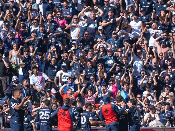 El tremendo gesto de Independiente Rivadavia con los hinchas multados fuera del estadio