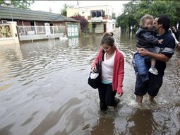 baja el cauce del rio lujan pero volvio a llover y hay 250 evacuados baja el cauce del rio lujan pero volvio a llover y hay 250 evacuados
