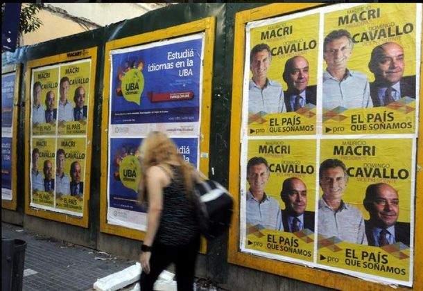Aparecieron afiches con la supuesta fórmula Macri presidente, Cavallo vice