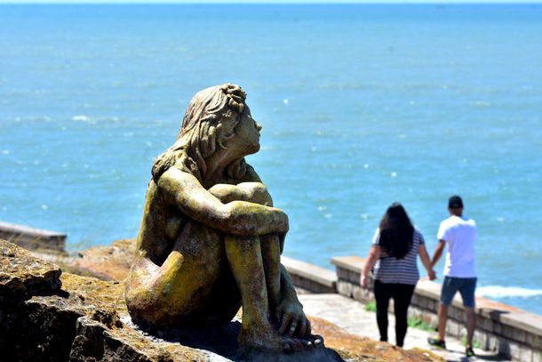 A menos de una semana de su aparición, dañaron la misteriosa estatua de una mujer en Mar del Plata