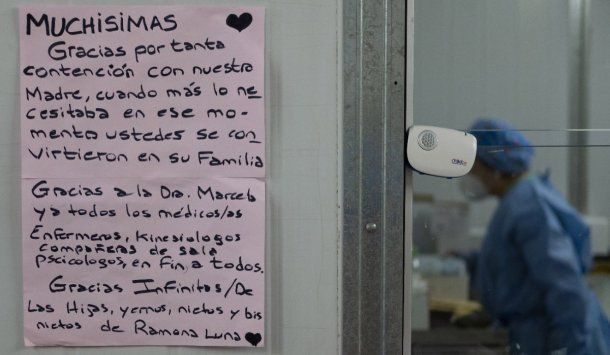 Quilmes: familiares de pacientes recuperados de coronavirus les envían mensajes de agradecimiento al personal de salud. Foto: Carlos Brigo, gentileza Adela Sandoval