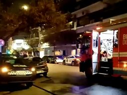 El fuego comenzó durante la madrugada en un departamento ubicado en el segundo piso de un edificio de diez plantas. El fuego comenzó durante la madrugada en un departamento ubicado en el segundo piso de un edificio de diez plantas.