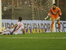 Franco Fragapane marca el empate ante la mirada de Nicolás Navarro