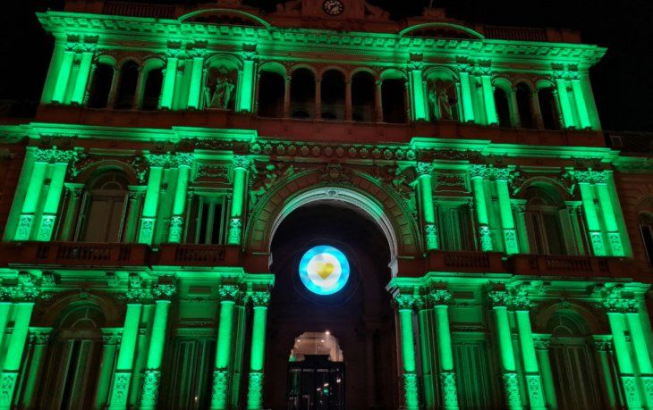 Por el Día Mundial Ambiente, edificios emblemáticos se iluminaron de verde en diferentes puntos del país