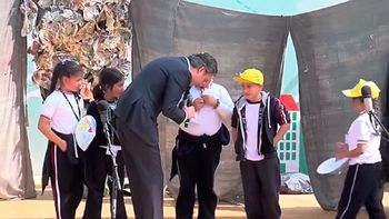 Niña corrige al ministro de educación de México Niña corrige al ministro de educación de México