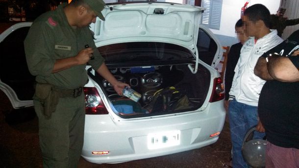 Detuvieron a dos personas con más de 700 mil dólares en un baúl