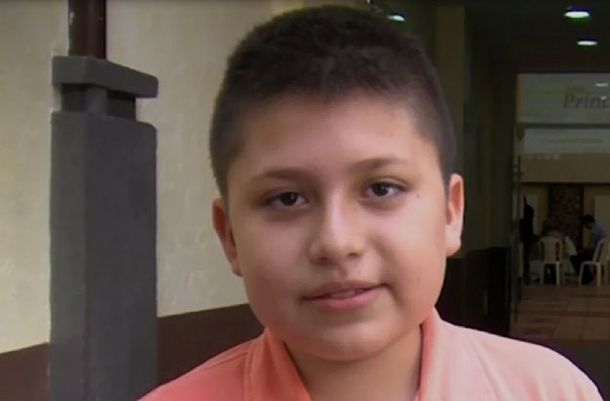Un ejemplo: niño genio de 13 años termina la secundaria y habla once idiomas