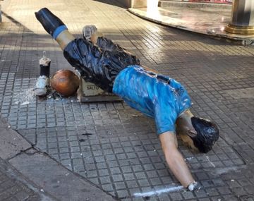 Hinchas de Peñarol destruyeron una estatua de Luis Suárez