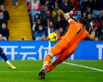 La espectacular atajada del Dibu Martínez para el Aston Villa