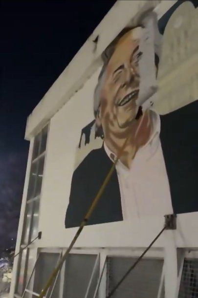 El Gobierno tapó un mural de Néstor Kirchner en la sede del Correo Argentino en Retiro