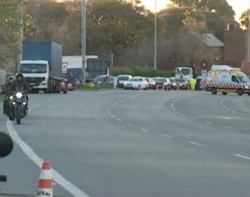 Un camión quedó atravesado en avenida Lugones y provocó complicaciones en el tránsito