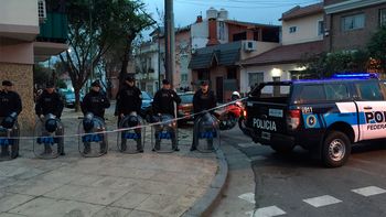 tremendo relato del atrincherado en flores: me estan rompiendo los vidrios tremendo relato del atrincherado en flores: me estan rompiendo los vidrios