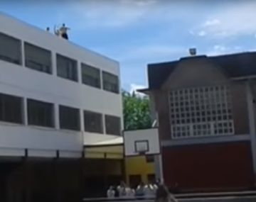 Egresados salvajes: prenden fuego tachos