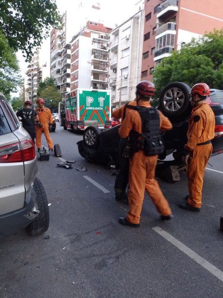 Una conductora chocó con su auto a vehículos estacionados y volcó en Caballito