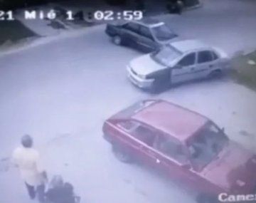 Un conductor atropelló con su auto a una mujer que iba con su bebé y se fugó