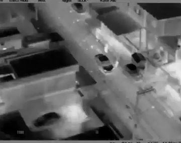 Cinematográfica persecución de un helicóptero en favela