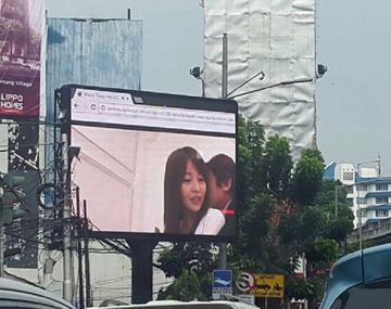 Escándalo por un video porno en un cartel publicitario