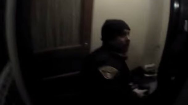 Un policía grabó el momento en el que le dispararon durante un allanamiento