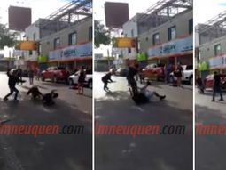 Dos grupos de jóvenes se golpearon brutalmente a la salida de un boliche en Neuquén. Dos grupos de jóvenes se golpearon brutalmente a la salida de un boliche en Neuquén.