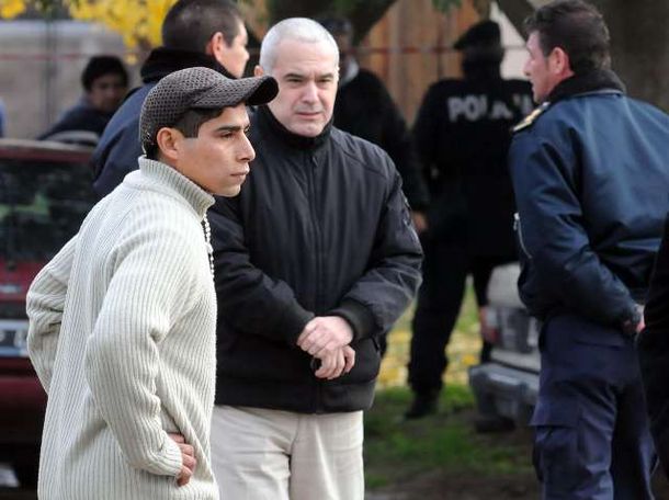 El fiscal Marcelo Romero junto a la pareja de la víctima