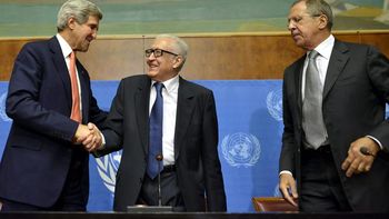 El secretario de Estado estadounidense, John Kerry, estrecha la mano del mediador internacional para Siria, Lajdar Brahimi, junto al ministro ruso de Exteriores, Sergei Lavrov. El secretario de Estado estadounidense, John Kerry, estrecha la mano del mediador internacional para Siria, Lajdar Brahimi, junto al ministro ruso de Exteriores, Sergei Lavrov.