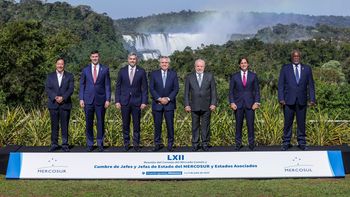 La tradicional foto de familia de los jefes de Estado en la última cumbre del Mercosur. La tradicional foto de familia de los jefes de Estado en la última cumbre del Mercosur.