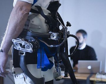 Un robot que se lleva puesto y previene caídas