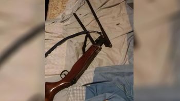 El rifle secuestrado por la Policía de Misiones, del que al parecer salió el disparo fatal. El rifle secuestrado por la Policía de Misiones, del que al parecer salió el disparo fatal.