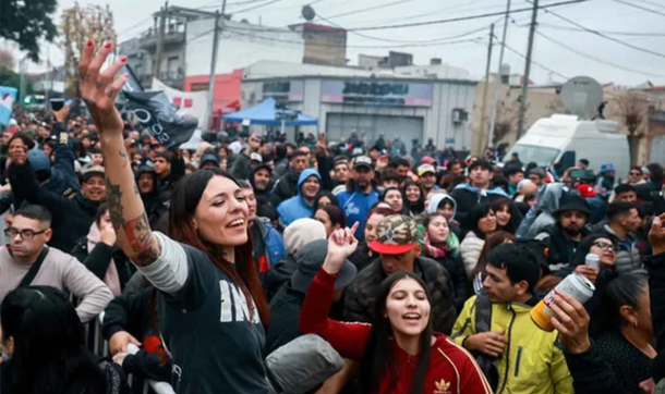 El velorio más grande del mundo: sigue la despedida a Indio Solari con fuertes críticas al Gobierno