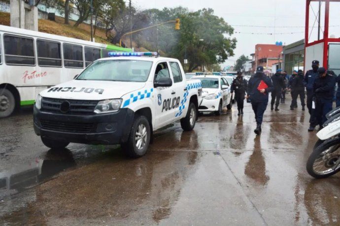 Una abuela denunció a sus nietos, la policía los fue a detener y terminaron los efectivos heridos